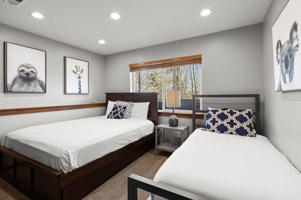Bear Hollow Village 5458: Lower level bedroom with two twins