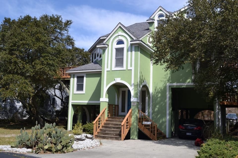 6 private decks, plenty of peace and quiet. Private pool set on 1/4 acre. Parking for 4+ cars.