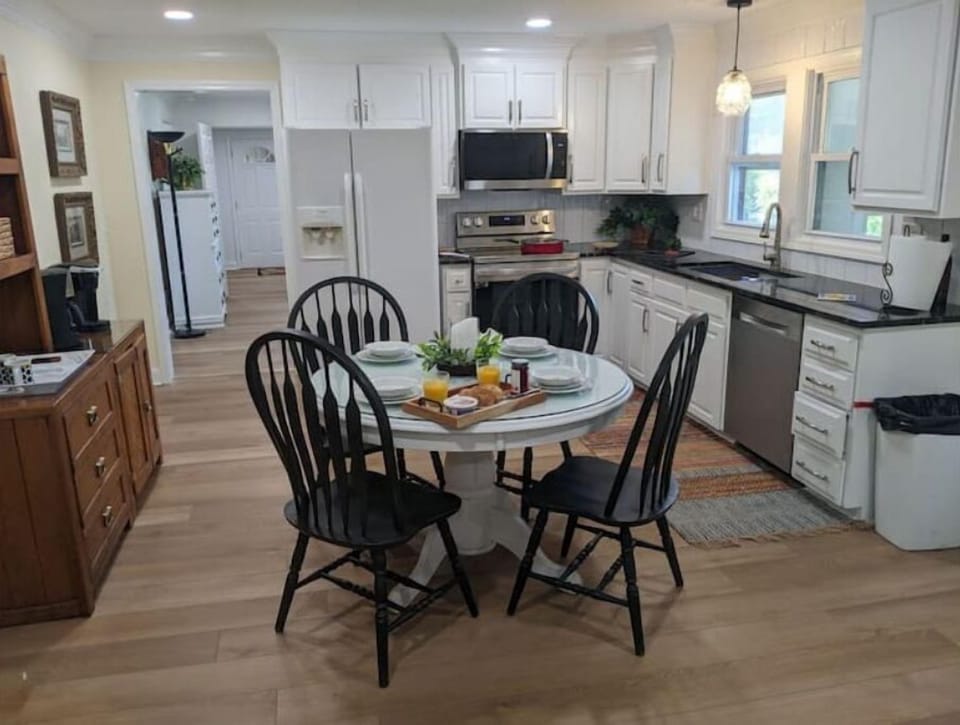 Full kitchen w 1 of 4 dining areas and coffee hutch. New Bosch and LG appliances
