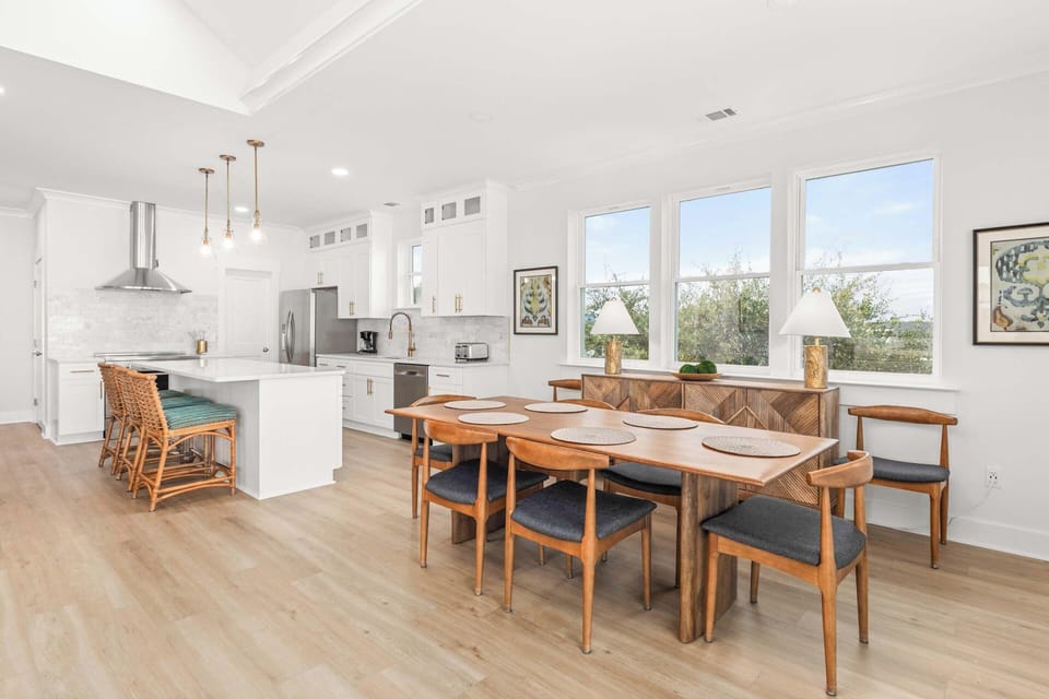The dining area with seating for 6