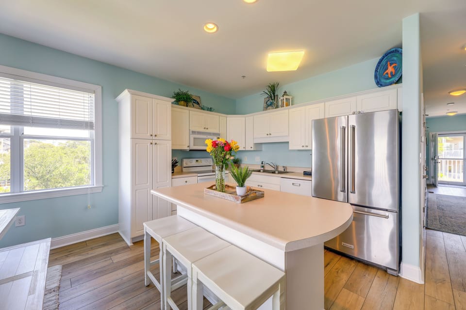 Kitchen | Blender | Coffee Maker | Toaster | Trash Bags & Paper Towels Provided