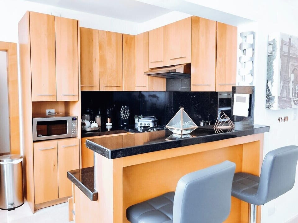 Cook in style! fully equip full side & bright kitchen 