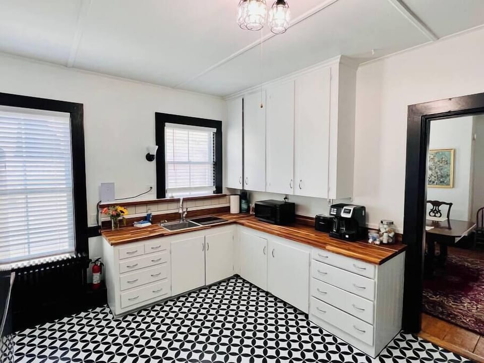 Full kitchen with in counter dishwasher 