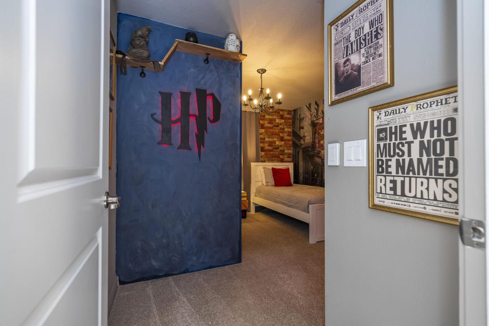 2nd Floor Harry Potter Room (1 Bunk Bed + 1 Twin Bed) / Sleeps 3