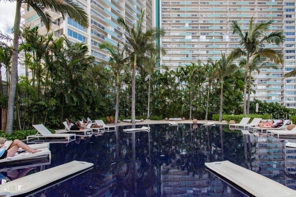 2_adult-pool-v18632873