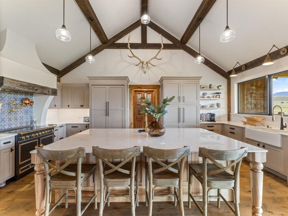 View off the entire kitchen 