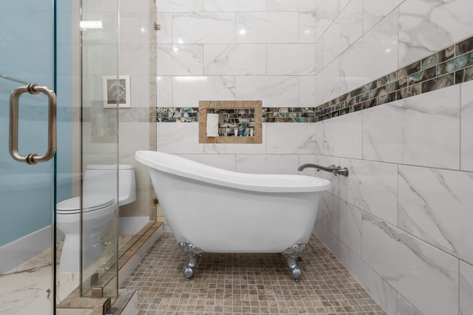 'Jellyfish' Master King Suite Bath | Second Floor