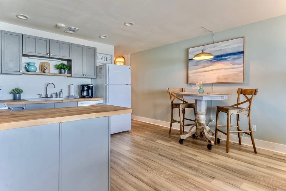 Enjoy a casual meal, none of watch some TV or relax and take in the gulf view.