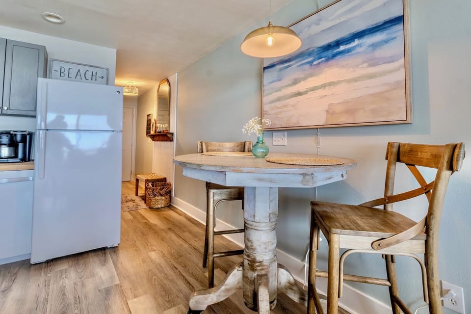 Enjoy a casual meal, none of watch some TV or relax and take in the gulf view.