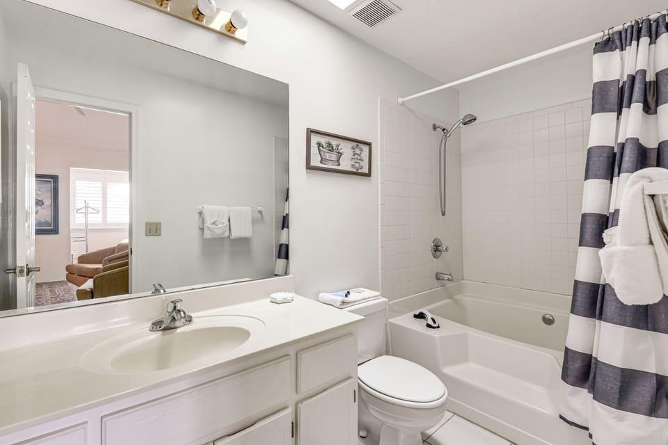 En-Suite Bathroom | Complimentary Toiletries | Jetted Tub