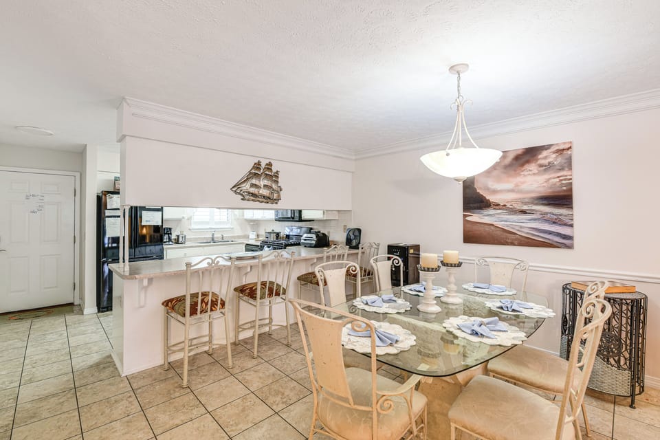 Dining Area | Dishware/Flatware Provided