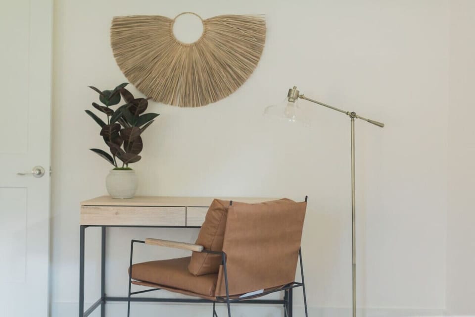 A space designed for focus and comfort—work flows effortlessly here.