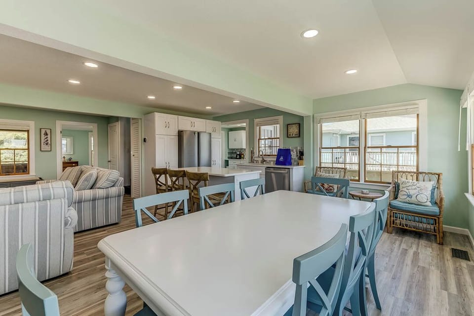Mid-Level Dining Room with Table (seats 8)