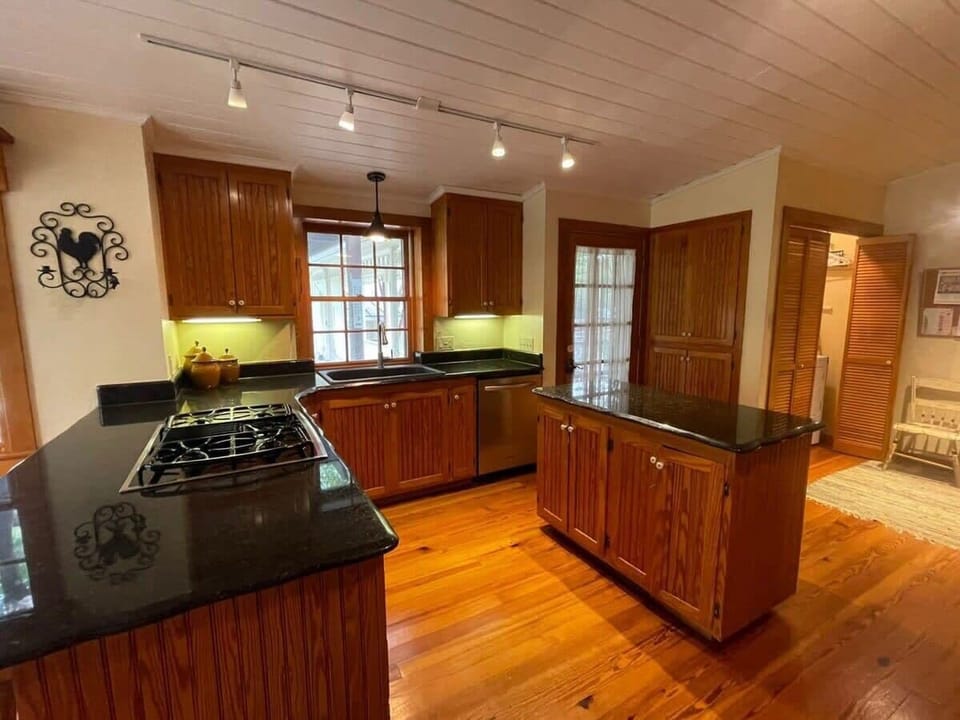 Full kitchen