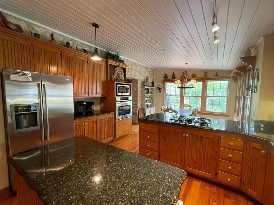 Full kitchen