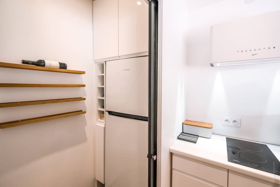 Fully equipped kitchen - Dishwasher - Nespresso coffee machine + filter - Electric kettle - Induction hob - Household linen provided.