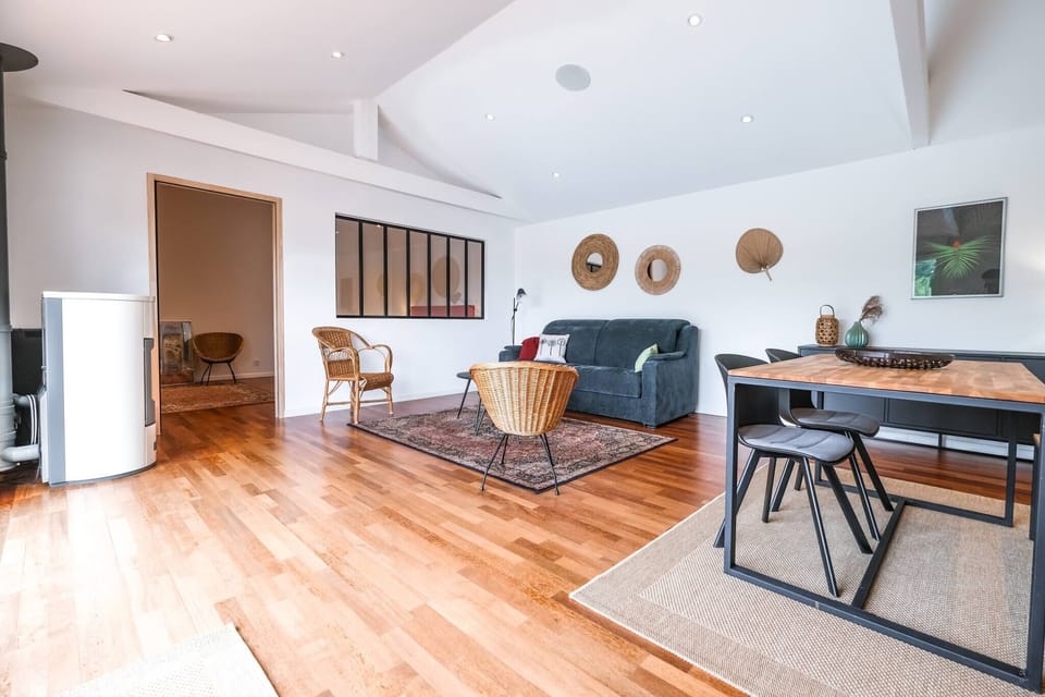Living room with queen-size 160x200 sofa bed - pellet stove - coffee tables - air conditioning.