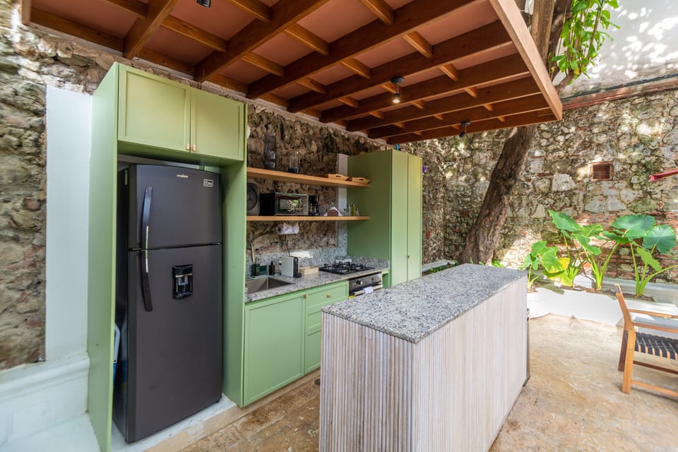 Outdoor kitchen · Fully equipped · Granite countertop