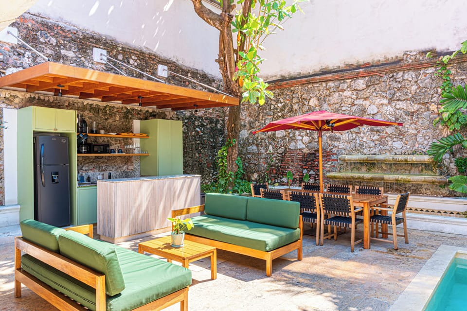 Outdoor dining · Breakfast included daily · Patio colonial