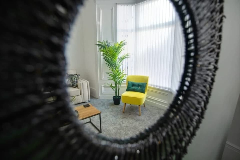 Spacious living room equipped with a SMART TV with Netflix, with ample seating and a stunning accent chair.