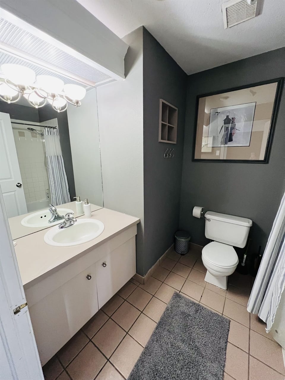 Full bathroom with shampoo, conditioner, body wash, hand soap, hand towels and wash cloths.