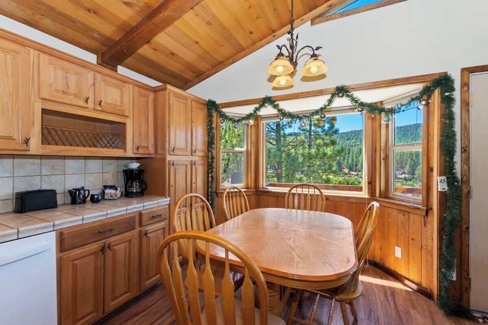 Great lighting in the dining area with seating for 5