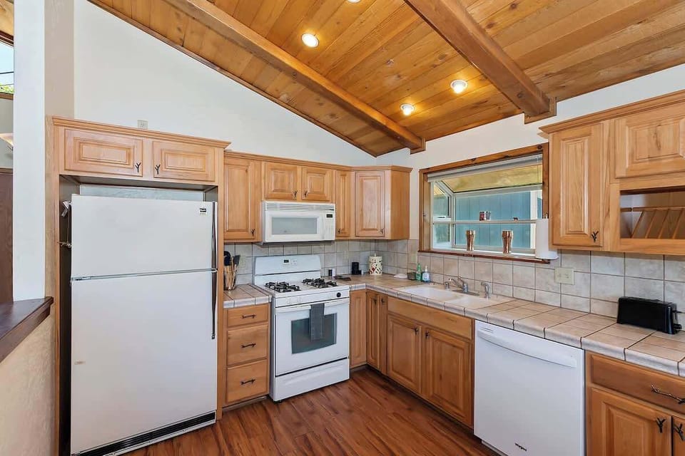 Kitchen includes fridge/freeze, 4-burner stove, oven, dishwasher, microwave, toaster, and coffee maker 