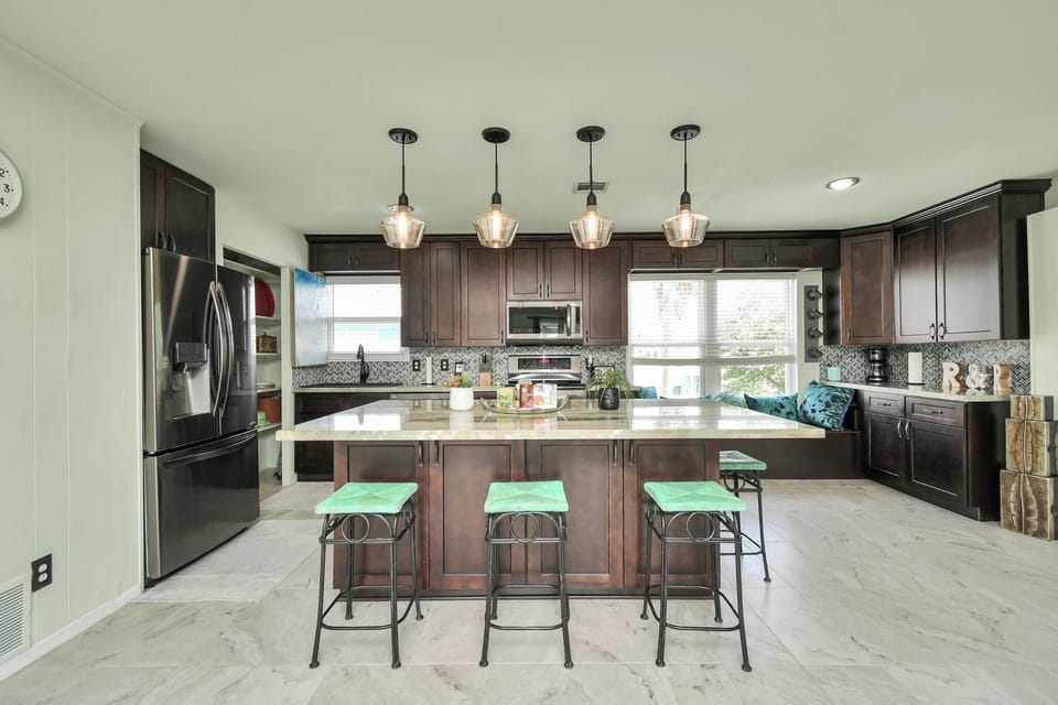 Plenty of room in the kitchen for moving around & whipping up delicious meals.