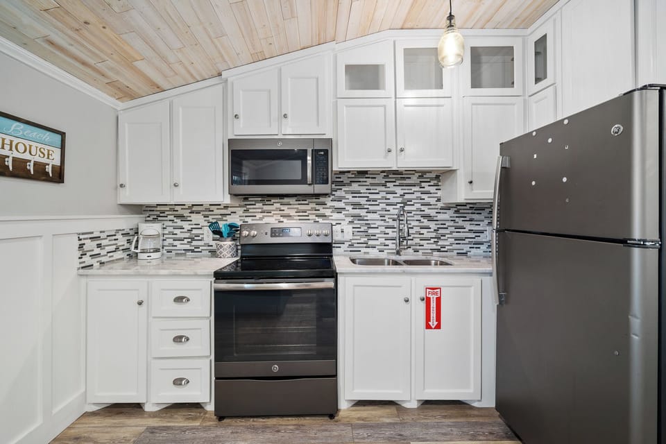 Full Kitchen - Stainless Steel Appliances  - Tranquil Breeze