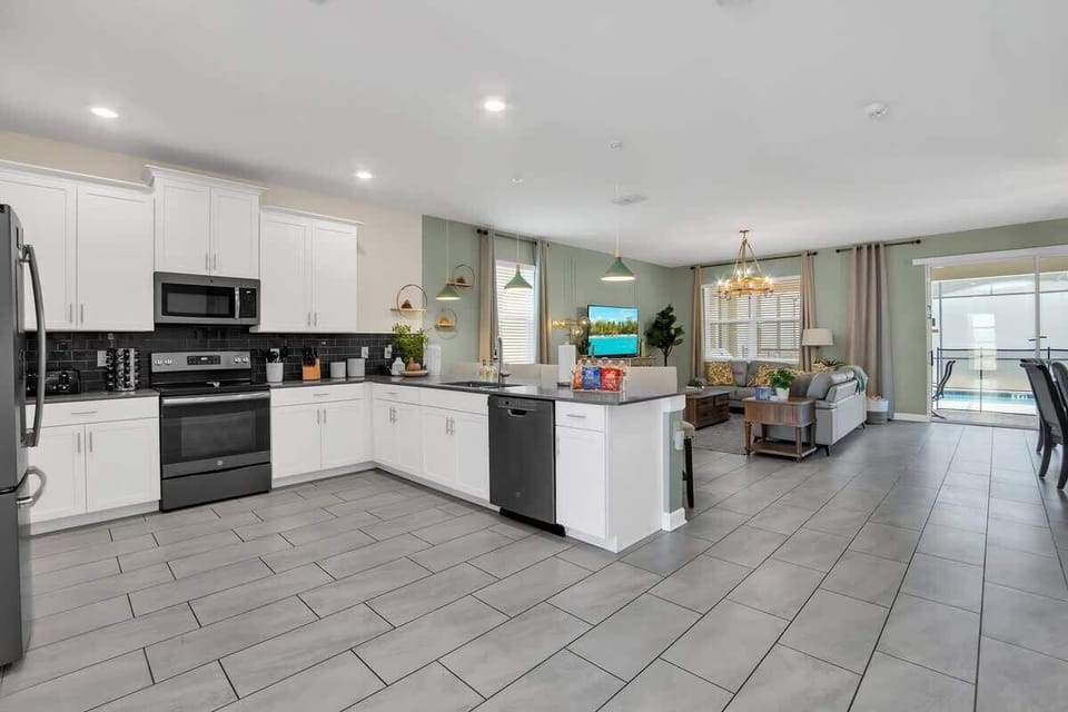 Wonderful kitchen to entertain your entire family!