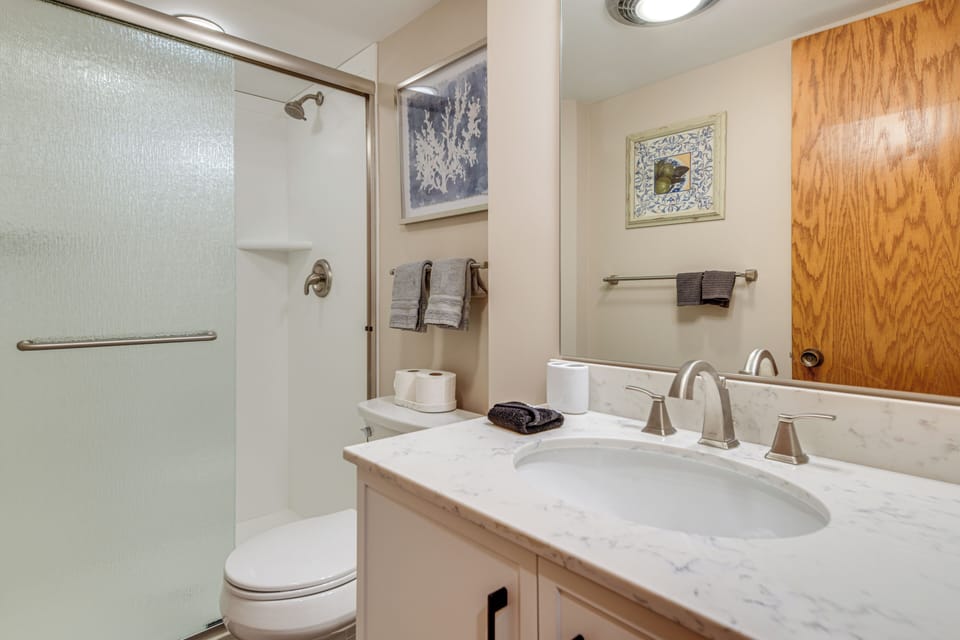 Bathroom | Complimentary Toiletries | Towels Provided