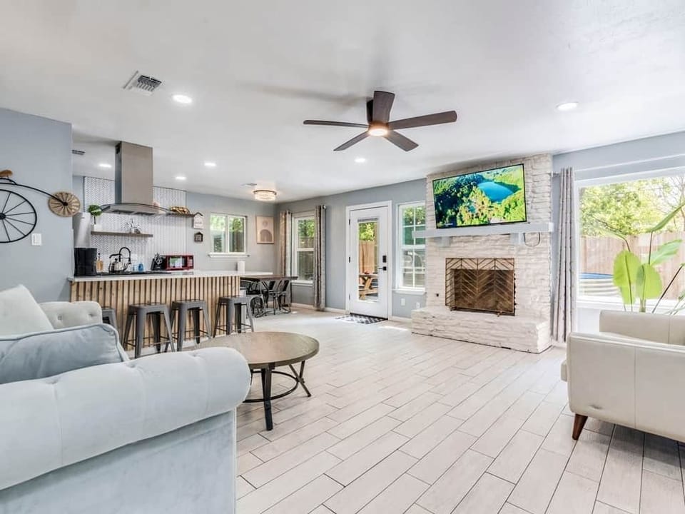 Big living room with TV, large sofa. Great hang out place for large group.