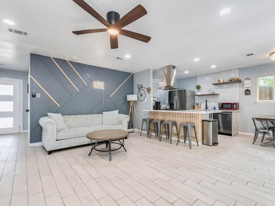 Big living room with TV, large sofa. Great hang out place for large group.