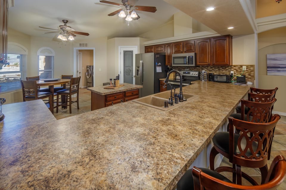 Breakfast Bar &amp; Kitchen!