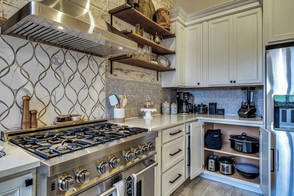 Blender/Crockpot/Rice maker/Toaster/ Coffee maker/ Mixer. Plenty of pots and pans.