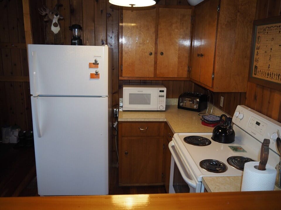 KITCHEN:  The home has a cute kitchen that has all appliances except for a dishwasher.