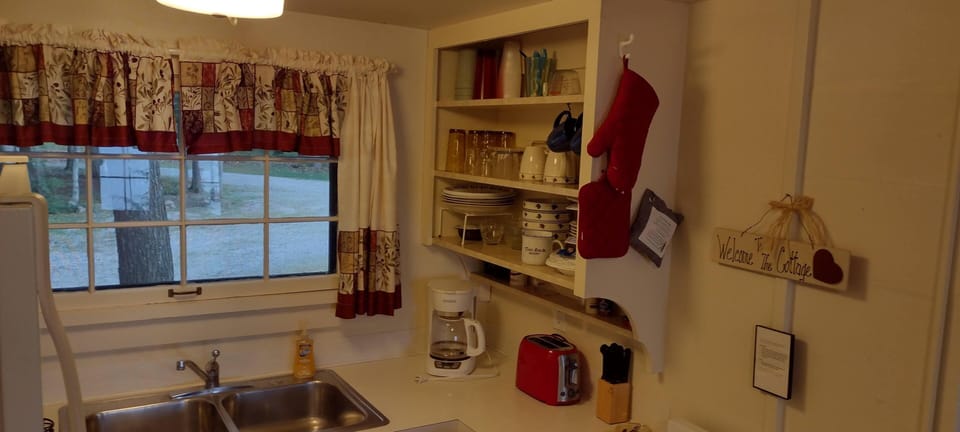 KITCHEN:  The cabin has a modern and fully-functional kitchen with a refrigerator, sink, gas range, and a good collection of cooking and dining utensils.