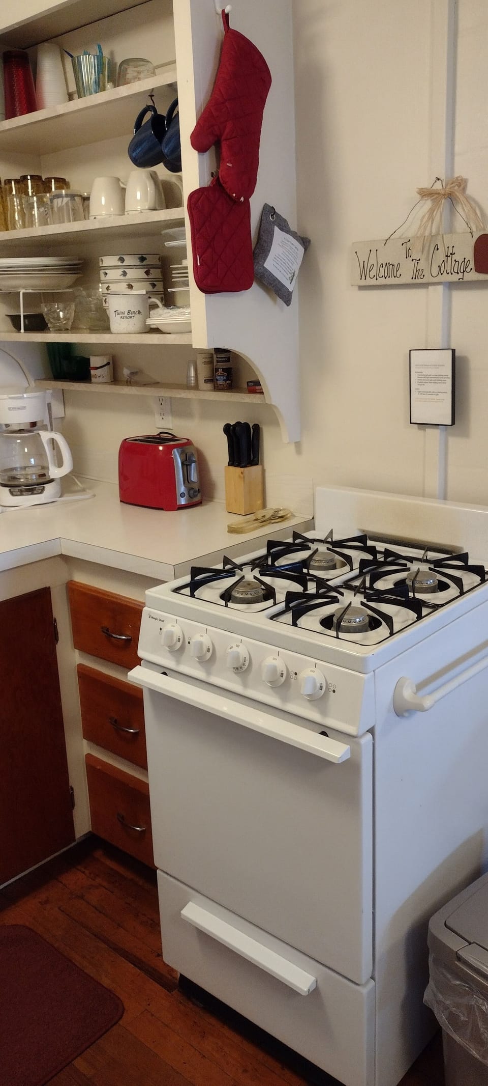 KITCHEN:  The cabin has a modern and fully-functional kitchen with a refrigerator, sink, gas range, and a good collection of cooking and dining utensils.