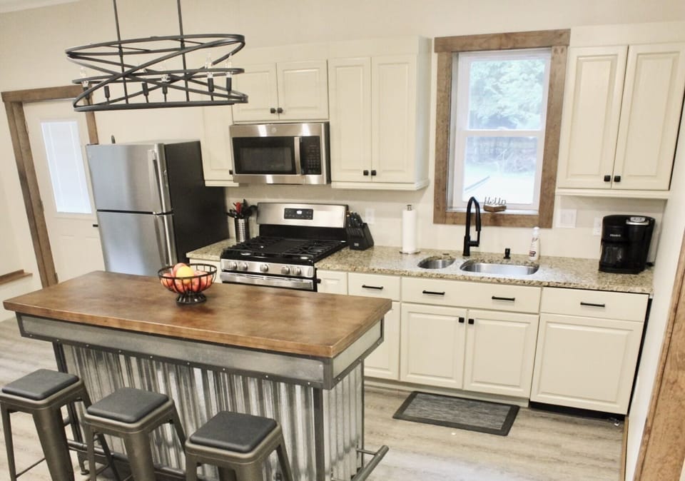 Dish Washer, Gas Stove, Microwave, Keurig Coffee Maker w/Coffee Pods, Tea Bags