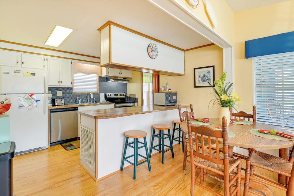 Dining Area | Dishware & Flatware