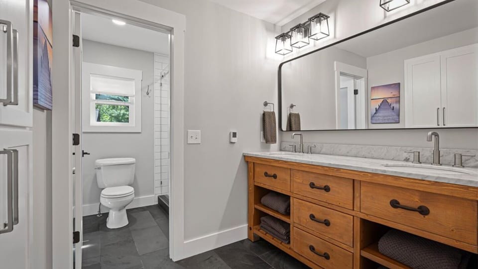 Upper Level Family Suite Bathroom