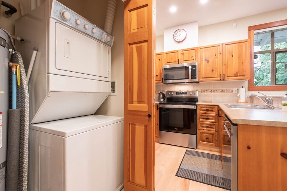 Laundry area: Washer/dryer