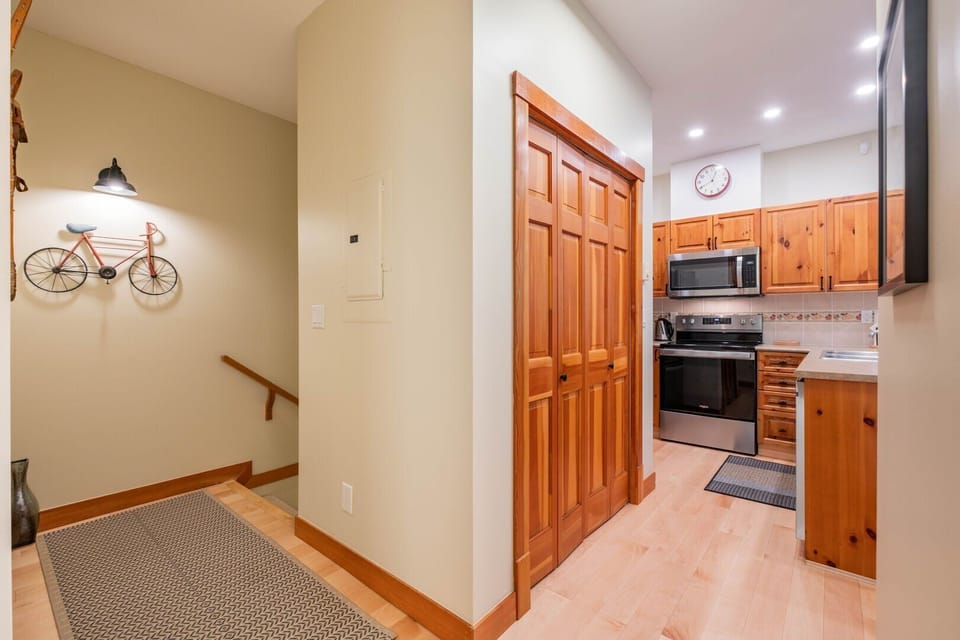 Full kitchen: Stainless steel appliances