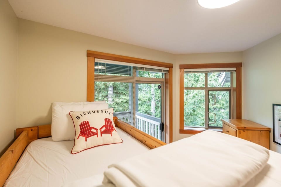 2nd bedroom: Twin over double bunk bed