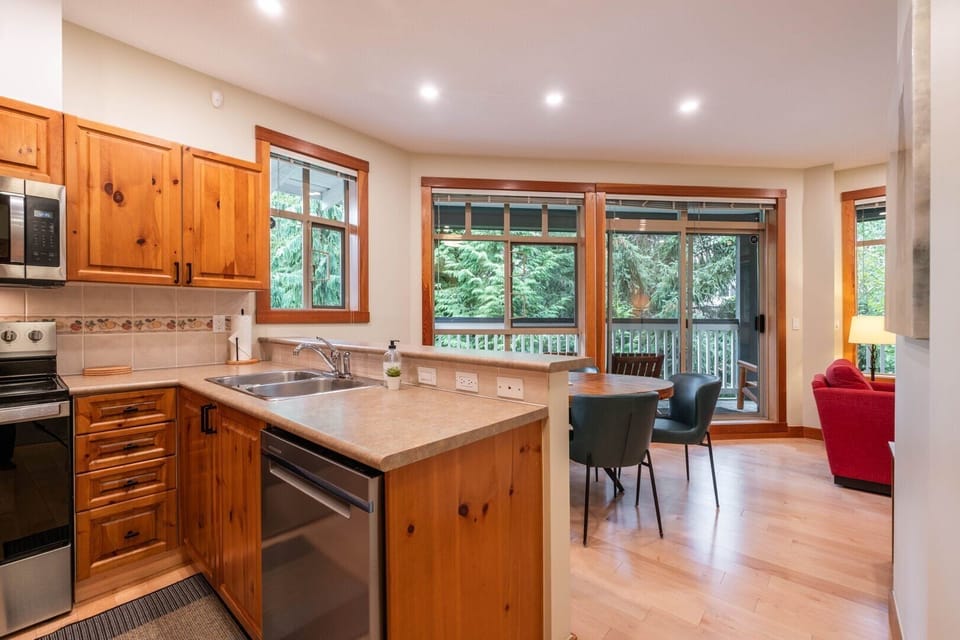 Full kitchen: Stainless steel appliances