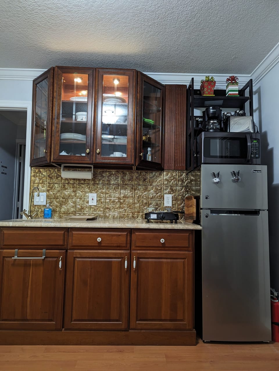 Kitchenette with two Burner Stove 