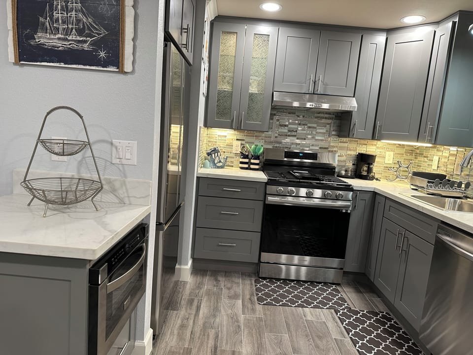 Kitchen with 4-burner gas stove, dishwasher, freezer-fridge, microwave