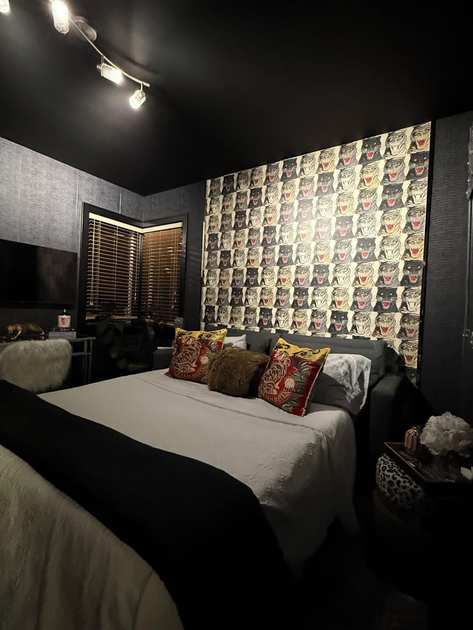 Gucci Bedroom
Office/Bedroom with smart tv, queen size pullout sleeper sofa!