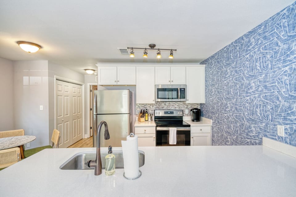 Well-equipped kitchen with kitchen island