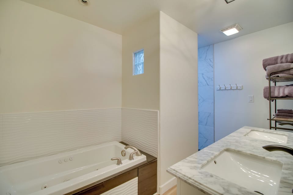 En-Suite Bathroom | Complimentary Toiletries | Jetted Tub | Main Level